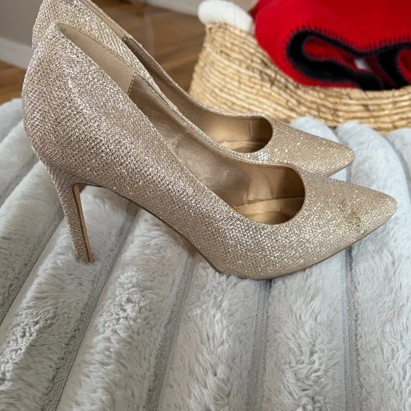 Dream Pairs Gold Women's Heels - 7.5 - Picture 2 of 6